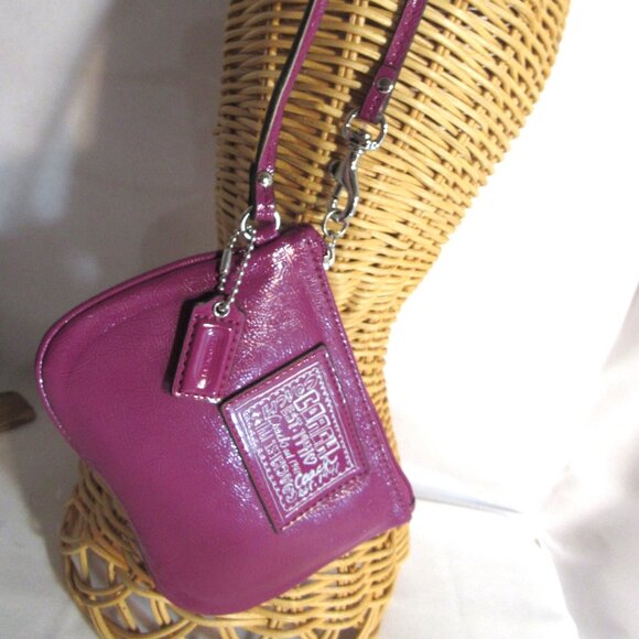 COACH POPPY AUBERGINE COLOR PATENT LEATHER WRISTLET + COACH TAG - Picture 5 of 5